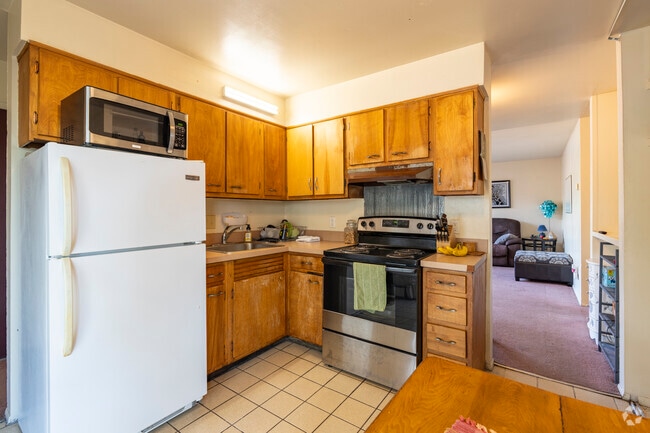 2BR, 1BA - 850SF - Kitchen - 819 Brown St
