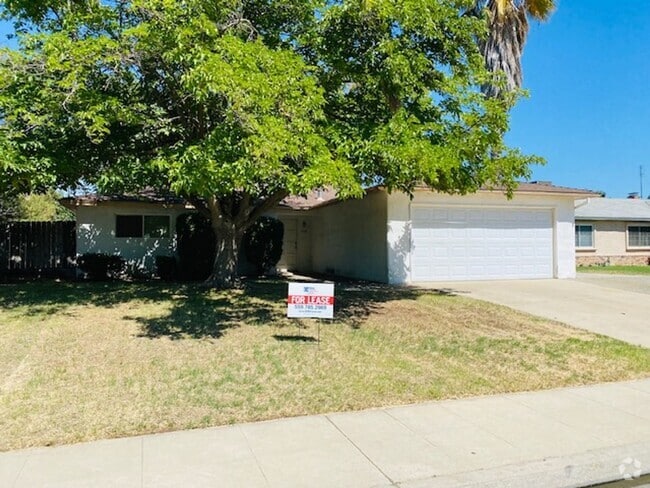 Building Photo - $2,100 Fowler & Ashlan, 3 Bedroom Home - C...
