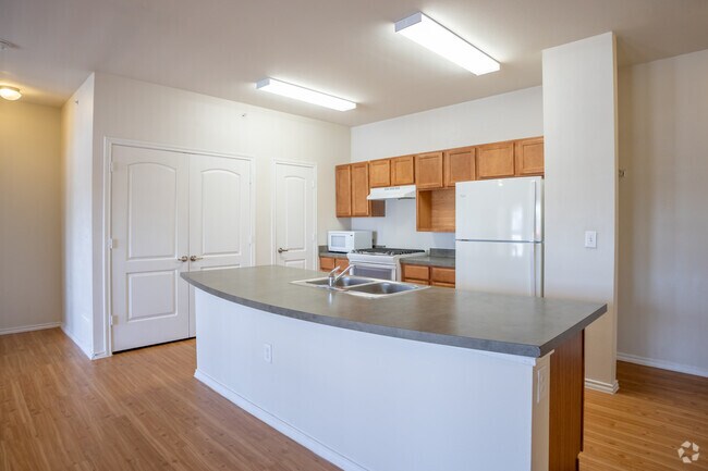 2BR, 2BA - 1,106SF