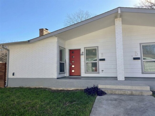 Building Photo - 2401 La Casa Dr