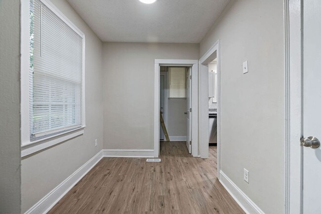 Photo - 207 Windsor Dr