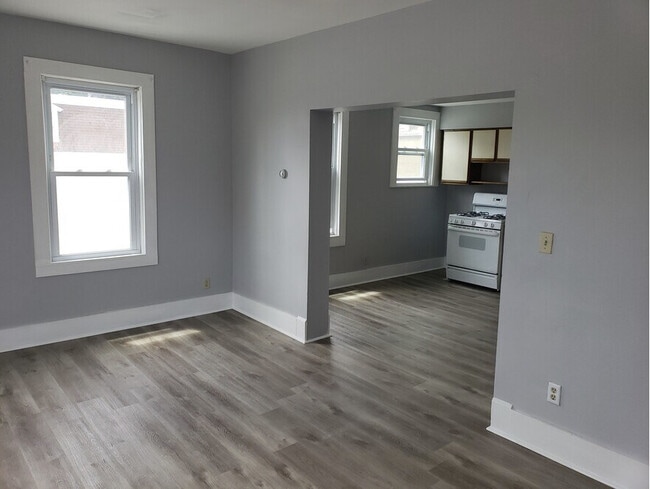 De la sala de estar a la cocina - 98-100 Snow St