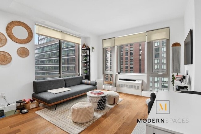 Building Photo - 44-15 Purves St Unit 14-D