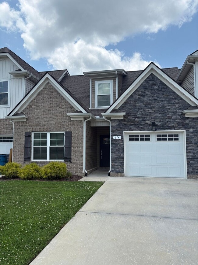 Building Photo - LUXURY TOWNHOME  IN THE CENTER OF MANCHESTER!