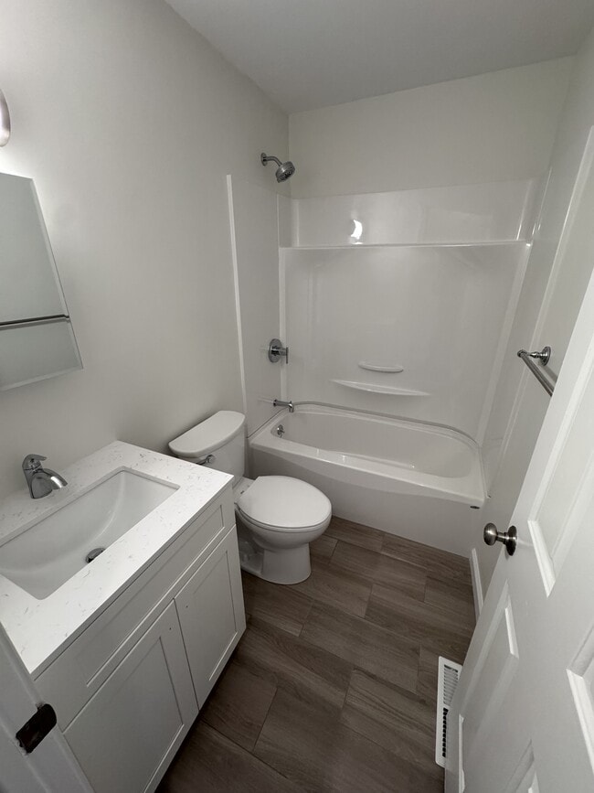 Photo - 2558 Whitney Ave Unidad A