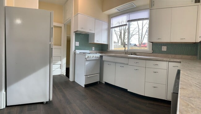 Photo - Recently Renovated 2 bed house!