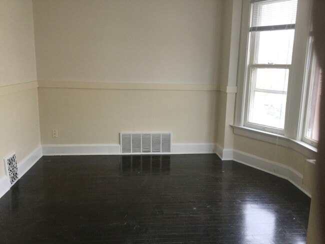 3913-3915 W Walnut St - 3913-3915 W Walnut St Apartment Unit Upper