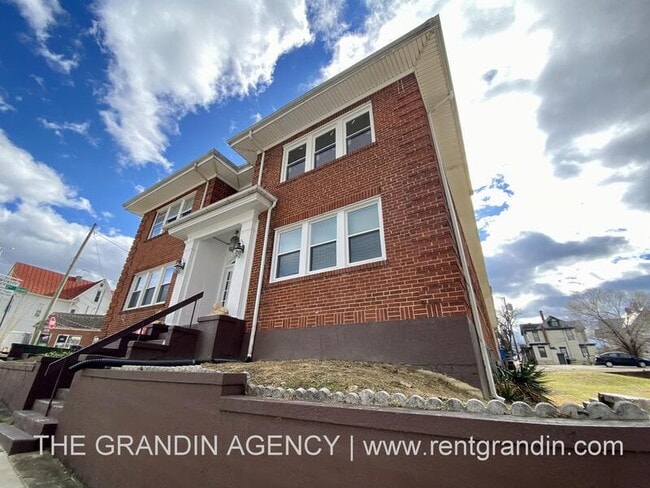Photo - 202 Elm Ave
