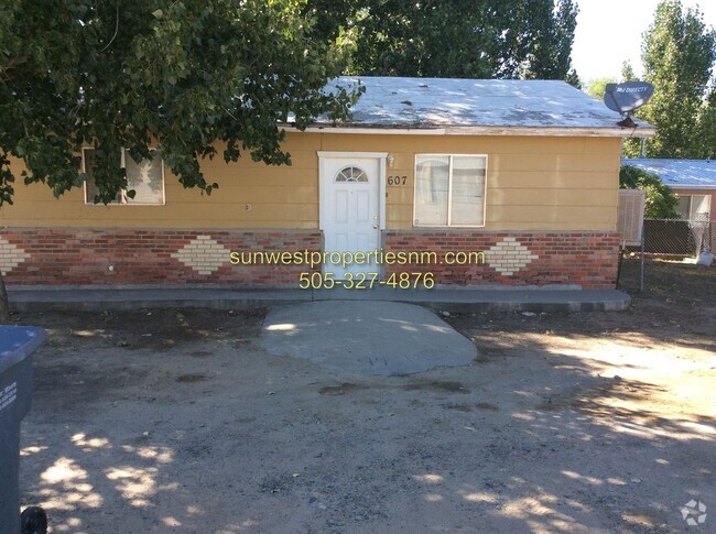 Building Photo - 2 Bedroom, 1 Bath with Washer and Dryer Rental