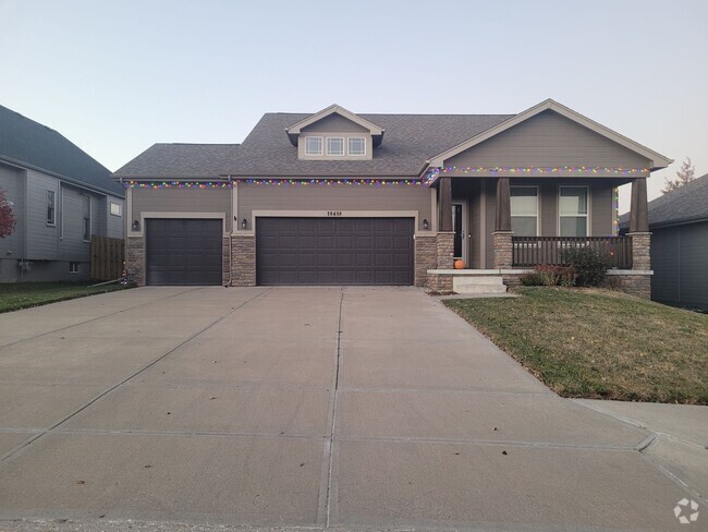 Building Photo - Amazing 4 Bedroom in West Omaha With Acces... Rental