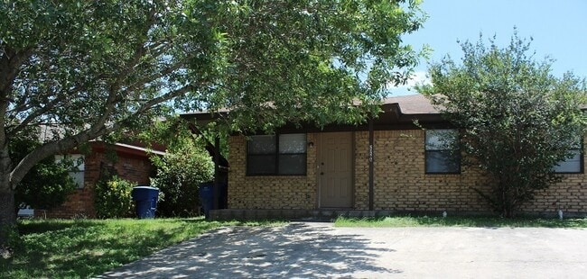 Building Photo - 205 Horseshoe Dr Unit A - 205 Horseshoe