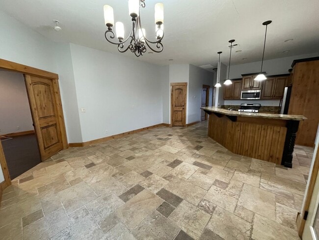 Building Photo - 3 bed 3 bath home - Located just below The...