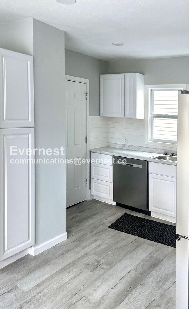 Photo - 1270 Moore St