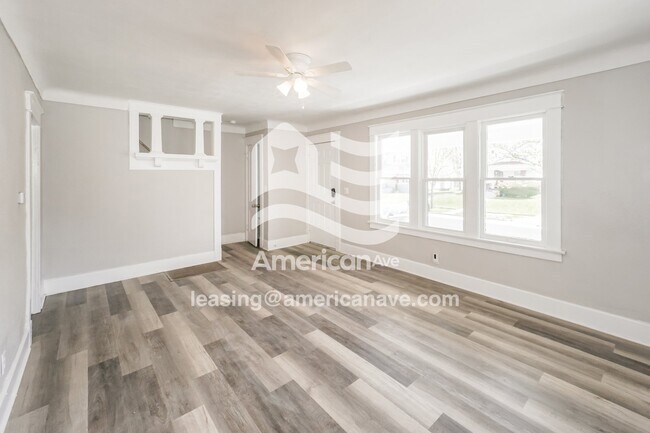 Photo - 1735 Joffre Ave