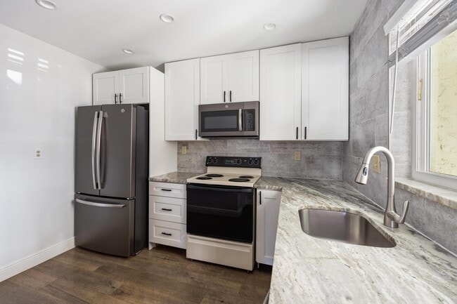 Building Photo - 1450 N Riverside Dr Unit 101