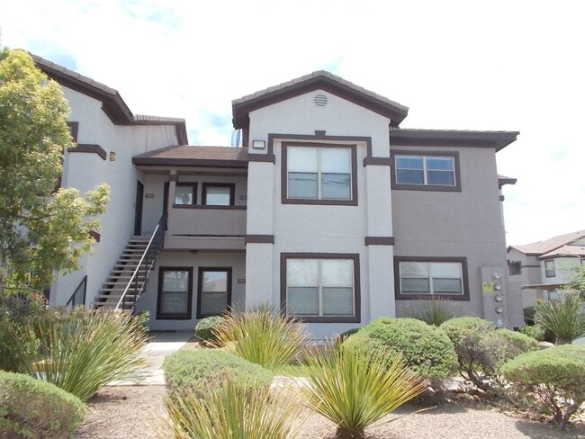 Building Photo - Bright Ground-Floor Condo in Gated Traverse Point with Pool & Spa Amenities Unit 1711