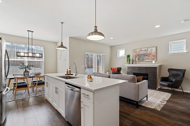 Photo - 3 Bedroom Townhome In Midtown with Fireplace