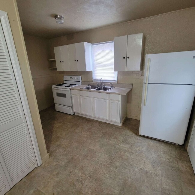 Photo - 2/1 with garage/workshop combo (has working electricity)