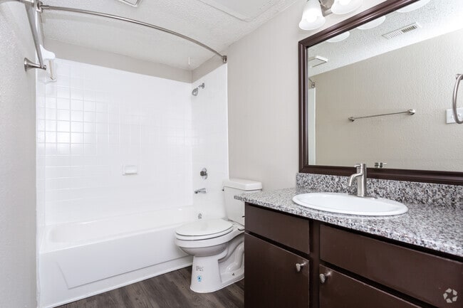 2BR,2BA-960 SF