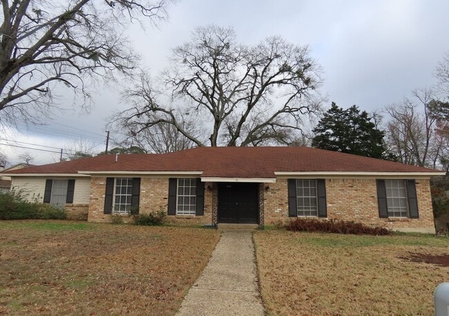 Building Photo - Expansive 3/2 Home in Tyler w/Additional Den and Living Room!