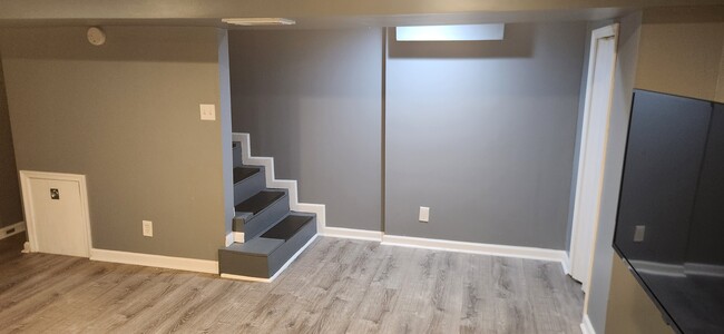 Building Photo - 1005 30th St SE Unit Private Basement Studio Rental