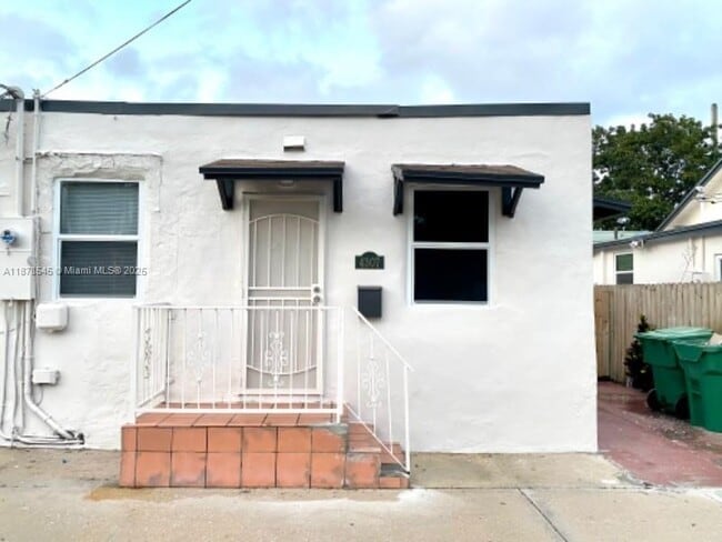 Building Photo - 4307 SW 9th St Unit 4307 Rental