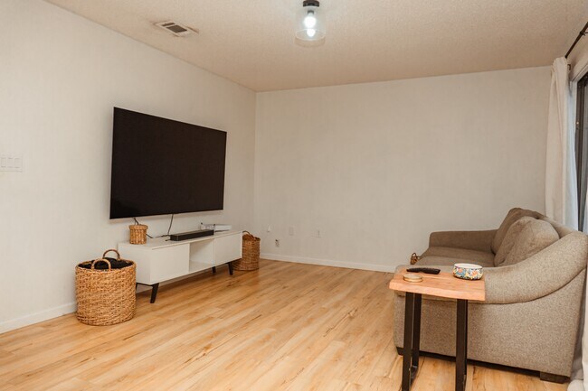 Photo - 118 Kipling Dr