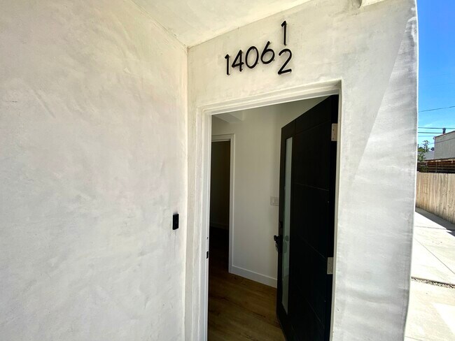1406 N Sycamore Ave Unit 1406 1/2