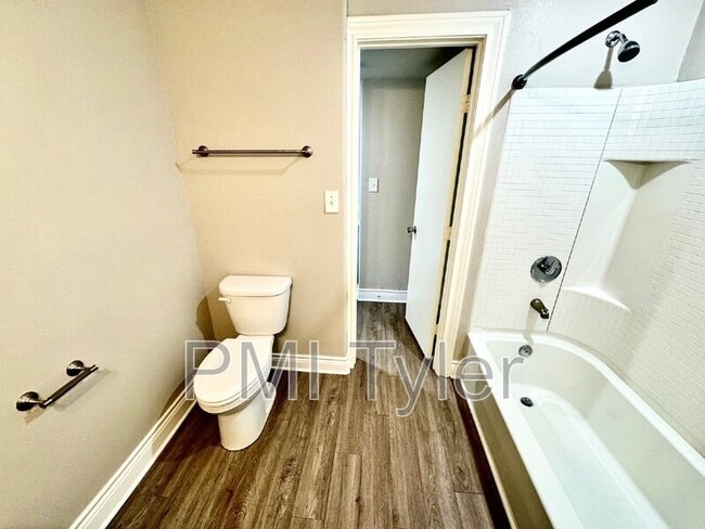 Photo - 1822 W Oakwood St