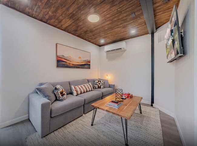 Building Photo - 736 W Rider Dr