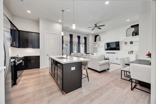 Photo - 108 Knightsbridge Park Ln