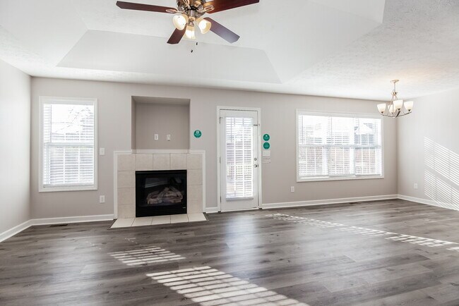 Photo - 634 Loch Lomond Cir