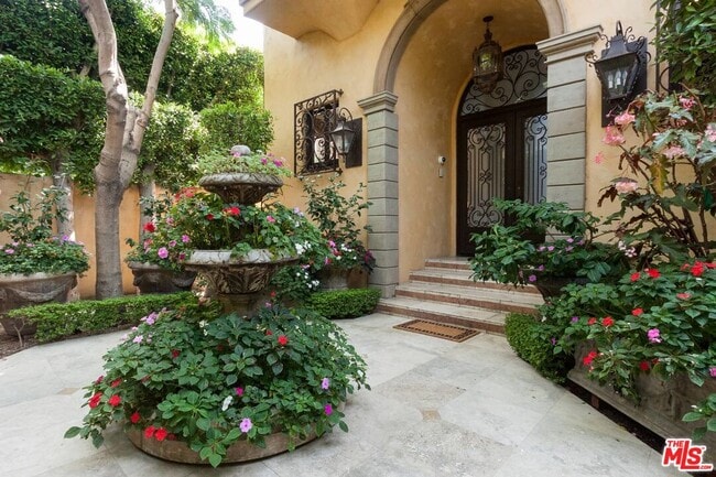 Photo - 703 Palisades Beach Rd