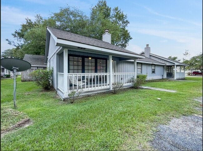 Building Photo - Spacious home featuring multiple bedrooms ...