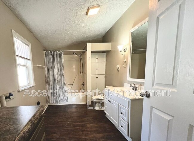 Photo - 106 W Oak St