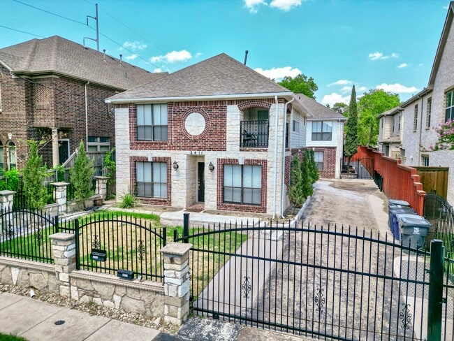 Photo - 2411 Knight St