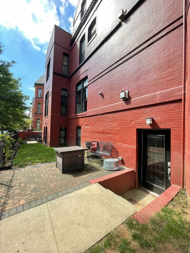 Entrance with yard and patio - 500 M St NW Unidad Apt 1