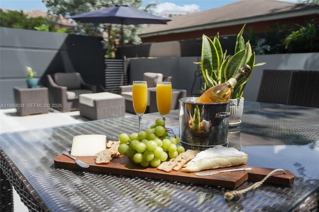 Building Photo - 201 SW 17th Rd Unit 311