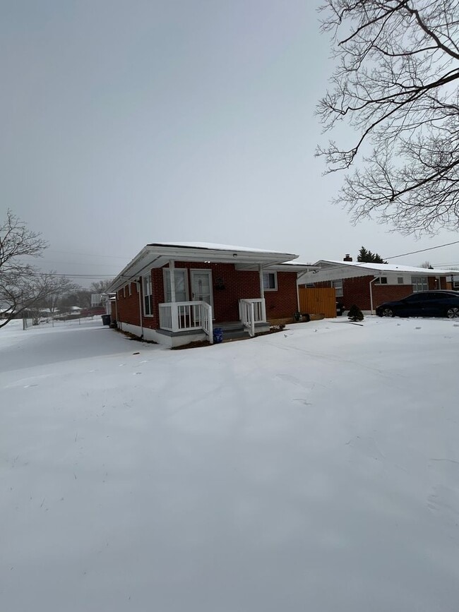 Building Photo - 3 BR 2 BA House with Garage