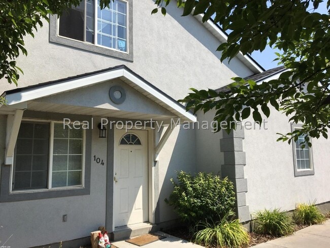 Building Photo - A Fantastic 2 Bedroom Town Home! Available for August move in