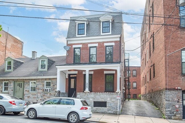 Building Photo - 323 N Mulberry St Unit 1