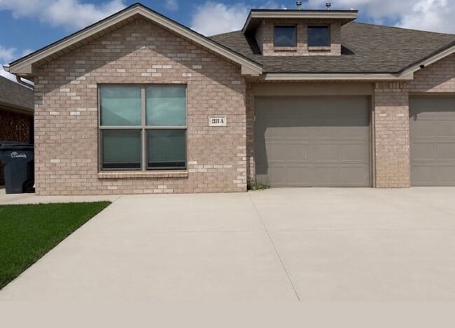 Building Photo - $999 First Month! Unit A