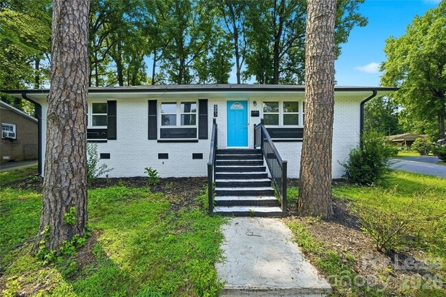 Photo - 553 Derrydowne Dr