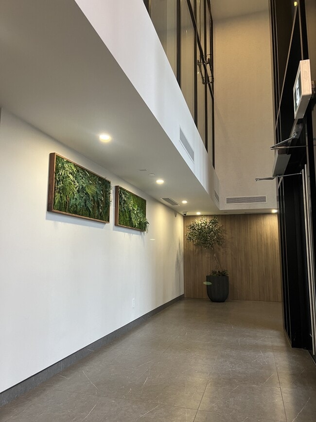 Photo - 901-901 Lougheed Hwy.