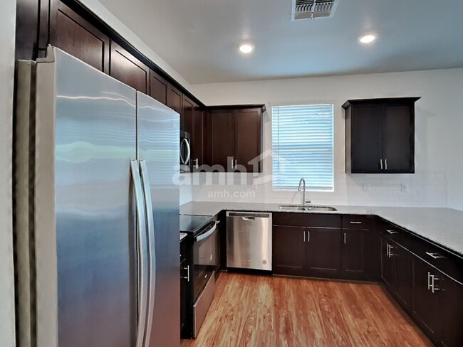 Photo - 647 W Hackamore Ave