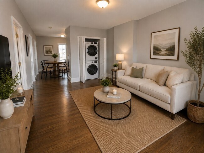 10 Cross St E Unit 3
