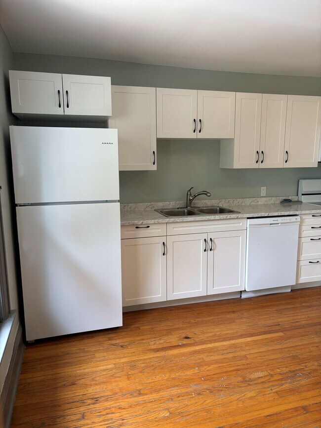 Photo - 329 Christina St N Unit Upper