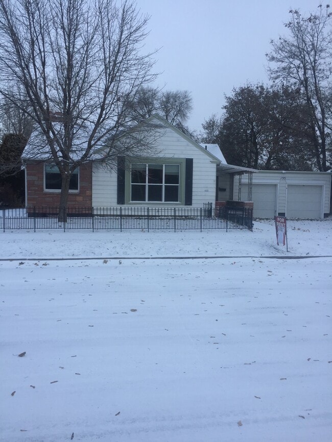 This is the front house. It is the BACK HOUSE that is for rent... - 133 E 21st St Unit back Downstairs