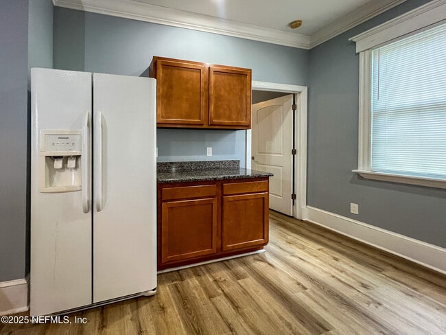 Photo - 136 E 6th St