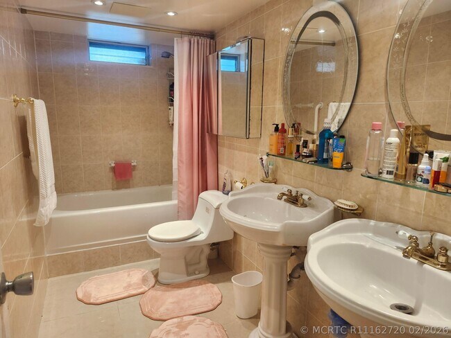 2400 NE 1st Ln Unit 206